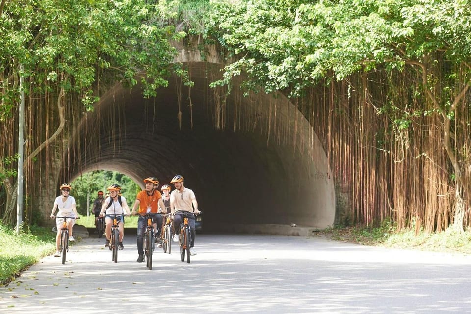 HOA LU - TAM COC - FULL DAY TRIP BY LIMOUSINE From HA NOI - Tam Coc Boat Cruise