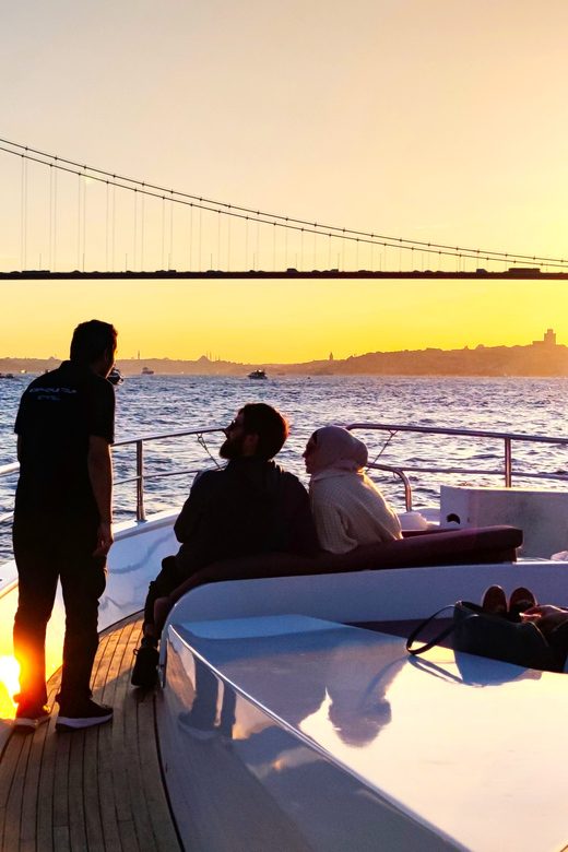 Istanbul: Bosphorus Sunset Yacht Cruise With Live Guide - Customer Feedback