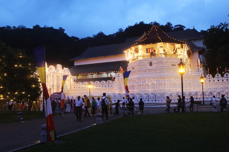 Kandy; City Tour by AC Car - Food and Refreshments