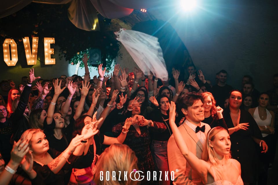 Kraków: Polish Wedding Party With Welcome Drink - Unique Photo Booth Fun