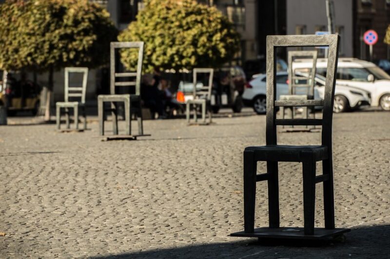 Krakow: Vistula River Cruise & Former Ghetto Walking Tour - Exploring the Former Ghetto