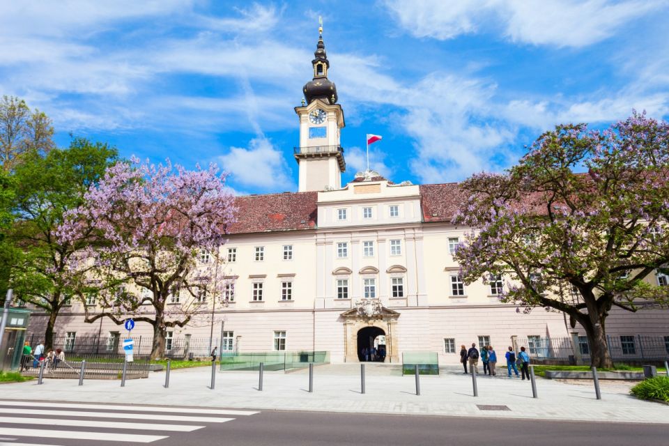 Linz: Churches & Old Town Private Guided Tour - Exploring Linz Old Town