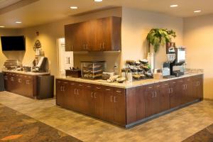 Little Missouri Inn & Suites Watford City - Room Features and Options