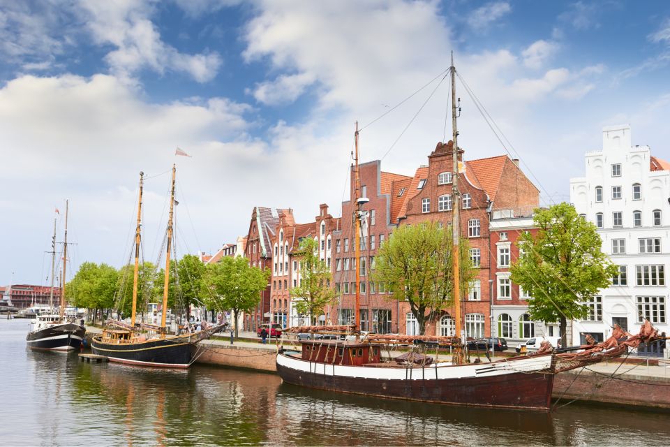 Lübeck: First Discovery Walk and Reading Walking Tour - App Navigation