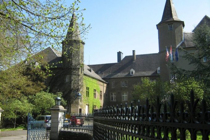 Luxembourg: First Discovery Walk and Reading Walking Tour - Accessibility and Modifications