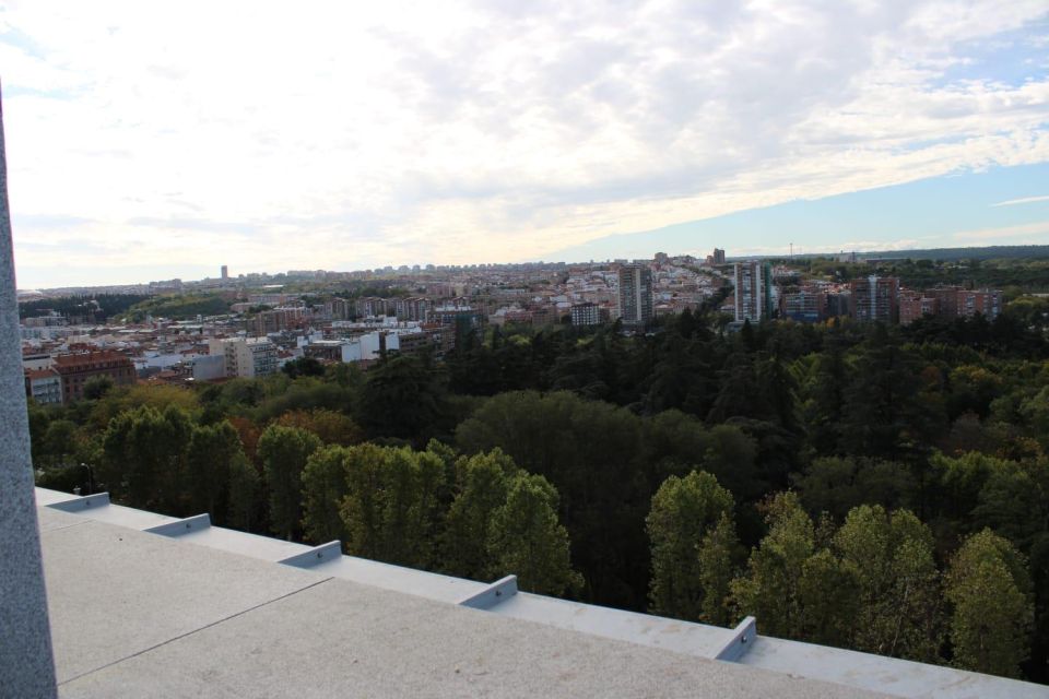 Madrid: Guided Tour of the Royal Collections Gallery - Visitor Experience and Amenities