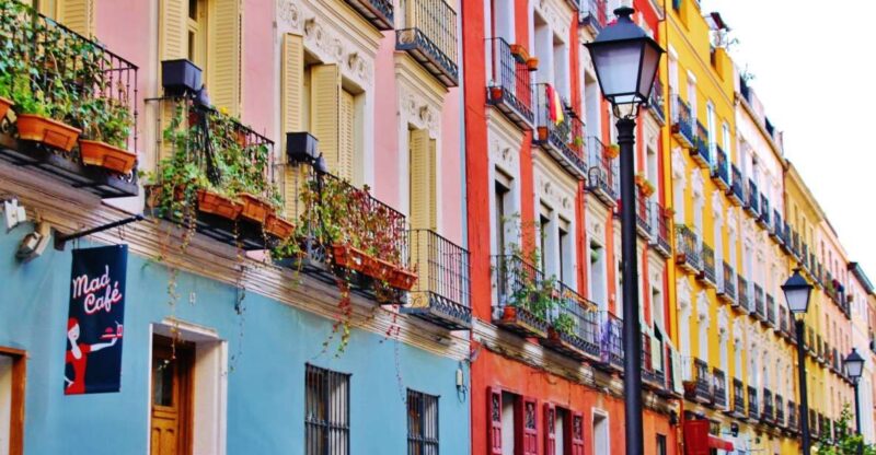 Madrid Historical Centre & Old Town Walking Tour in French - Meeting Point and Experience