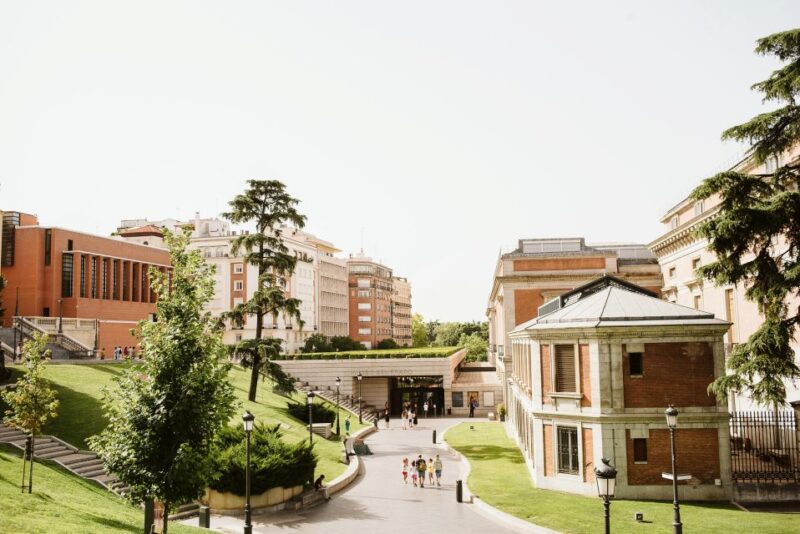 Madrid: Prado Museum Guided Tour & Lunch at Sobrino De Botín - Dietary Information and Accessibility