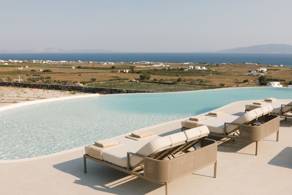 Oia: Retreat Infinity Pool Ticket With Sea and Sunset Views - Complimentary Drinks and Snacks