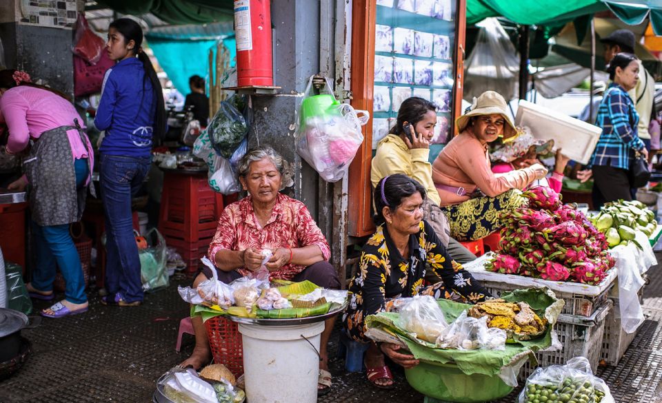 Phnom Penh: Morning Foodie & Street Art Tour by Tuk-Tuk - Local Market Exploration