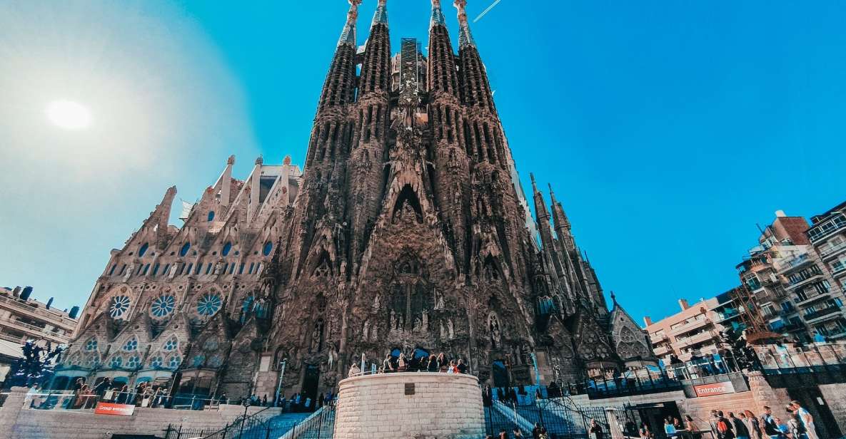 Photo Tour: Barcelona Famous Landmarks - Meeting Information