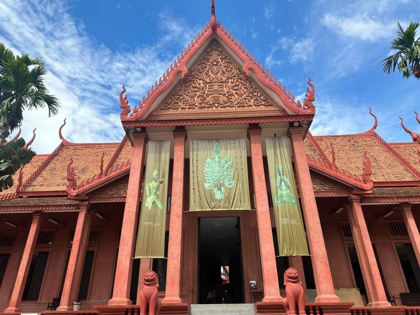 Private Half Day Tour to Royal Palace, Wat Phnom - Visiting Wat Phnom