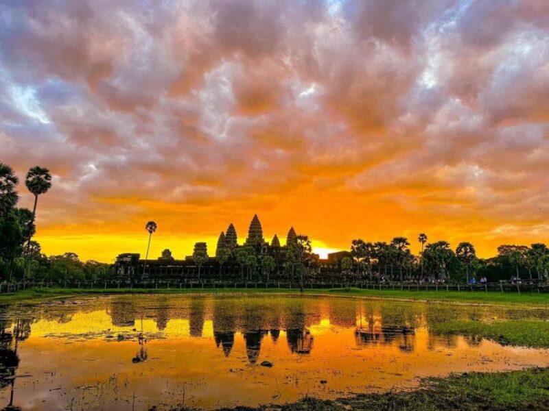 Private Taxi Transfer From Siem Reap to Phnom Penh - Vehicle and Amenities
