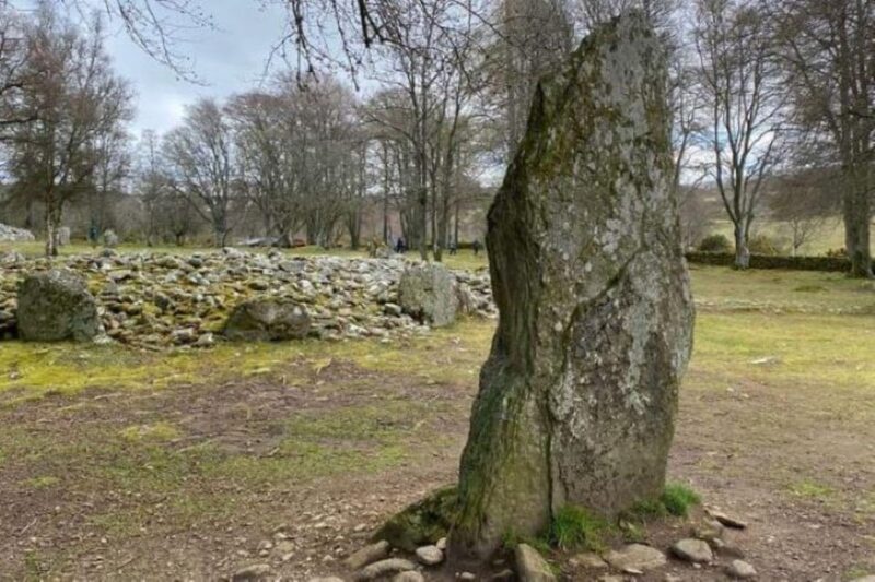 Private Tour Loch Ness, Culloden Battlefield & Clave Cairns - Exploring Urquhart Castle