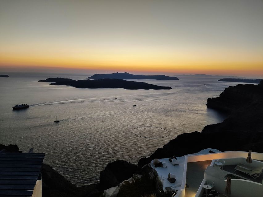 Santorini : Luxury Transportation From/To Oia - Complimentary Refreshments