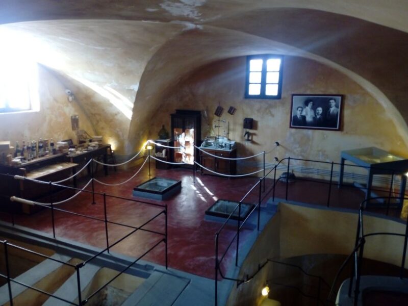 Santorini: Wine Tasting Tour & Sunset Viewing - Group Size and Transportation