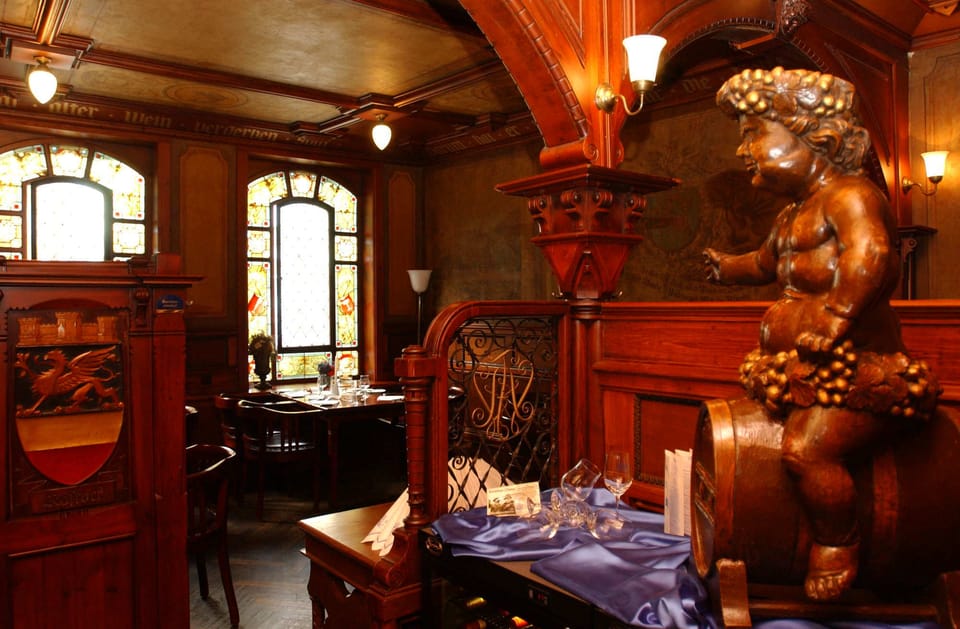 Schwerin: Local Pub Experience Tour With Drinks - Historic Old Town