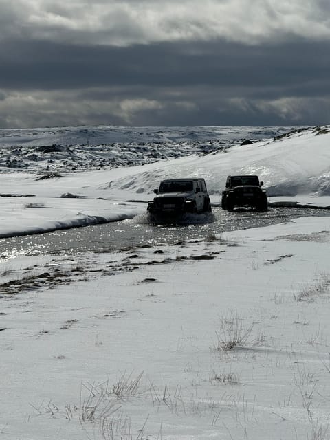 Selfdrive Tour to the Vally of Thousend River & Black Beach - Driving the Jeep Wrangler