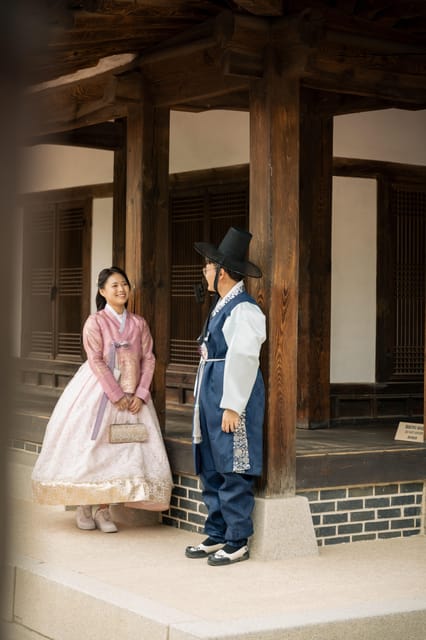 Seoul : Taking a Memorable Photo - Donning Traditional Korean Attire