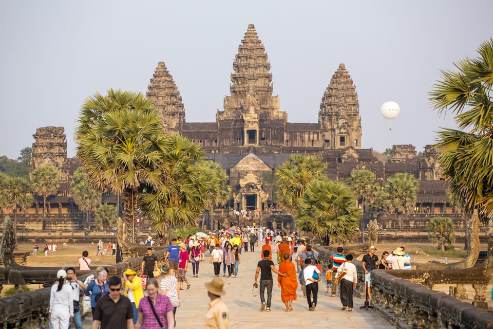 Siem Reap: Sunrise at Angkor Wat and Champagne Breakfast - Breakfast by the Lake