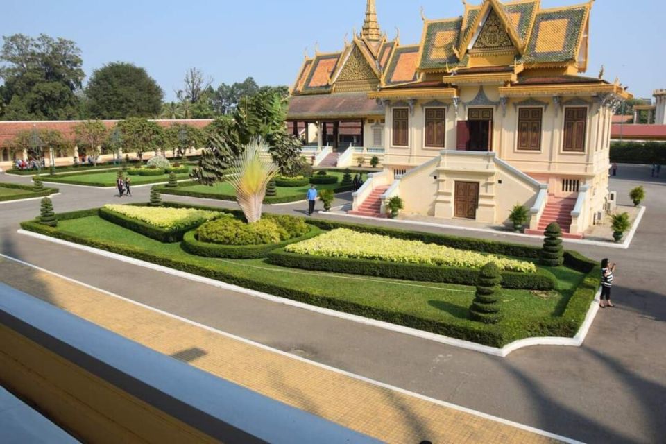 Sightseeing and History Tour in Phnom Penh - Local Market Experience