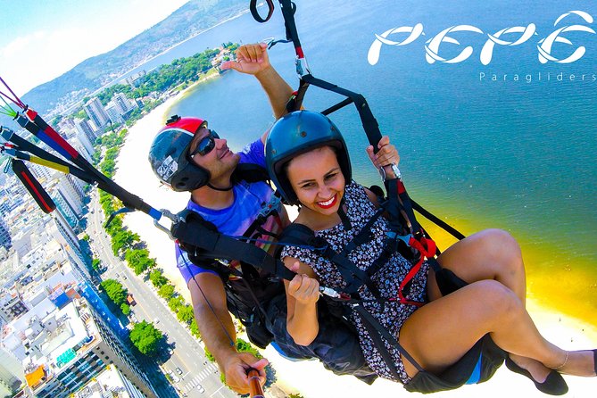 Tandem Paragliding Flight in Niterói - Photographic Capture