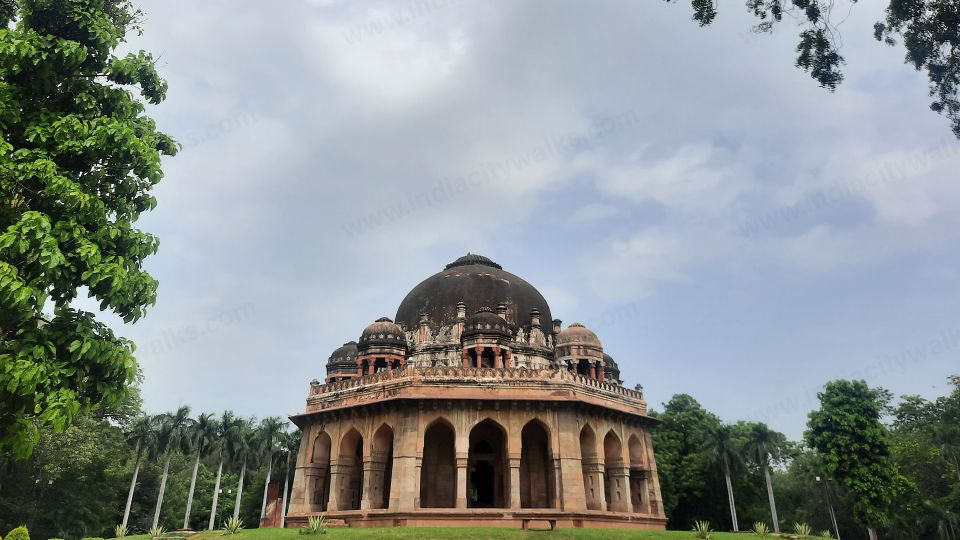 The Legacy of Sayyids & Lodhis: Lodhi Gardens - Natural Beauty and Biodiversity