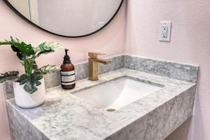 The Oleander Hotel Room 10 - Contact Information