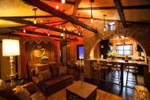 The Roxbury - Local Attractions and Activities
