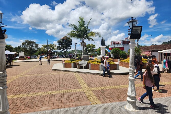 Tour to Guatapé Piedra Del Peñol, With a Cruise Boat Tour - El Alto Del Chocho