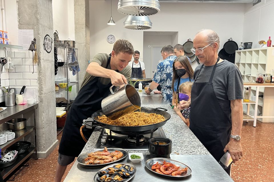 Valencia: Evening Guided Paella Workshop, Tapas, and Drinks - Social Atmosphere