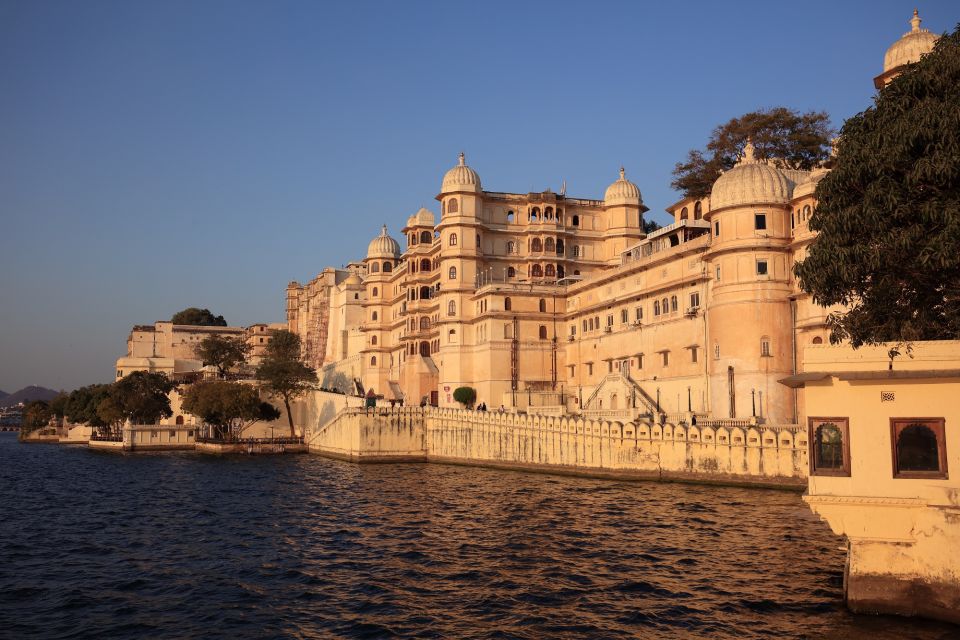 Visit Udaipur in a Private Car With Guide Service - Shopping in Udaipur