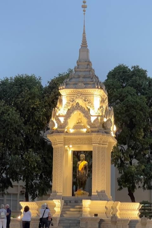 Walking Highlight City Tour of Phnom Penh City - Local Food Tasting Experience