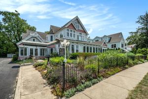 Yelton Manor Bed and Breakfast - Dining Options and Breakfast