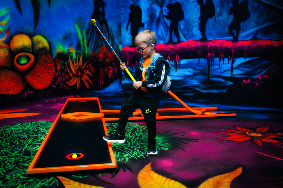 Zurich: Black Light Galaxy Minigolf - Communication Options