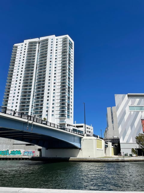 5 Hours Complete Tour: Downtown Miami, Brickell, and Calle 8 - Key Points