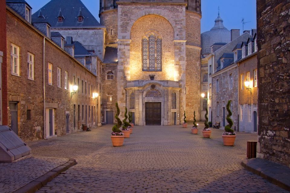 Aachen: First Discovery Walk and Reading Walking Tour - App and Navigation