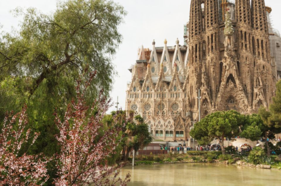 Barcelona: La Sagrada Familia & Park Guell Small-Group Tour - Explore Gothic Quarter