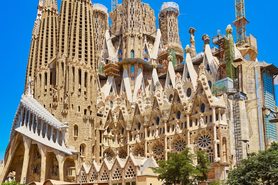 Barcelona Old Town and Top Attractions Private Car Tour - Discover History and Culture