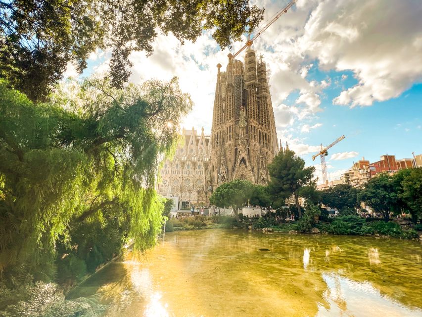 Barcelona: Sagrada Familia, Park Güell and Old Town Tour - Gaudis Masterpieces