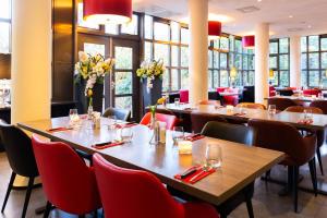 Bastion Hotel Amsterdam Zuidwest - Transportation and Accessibility