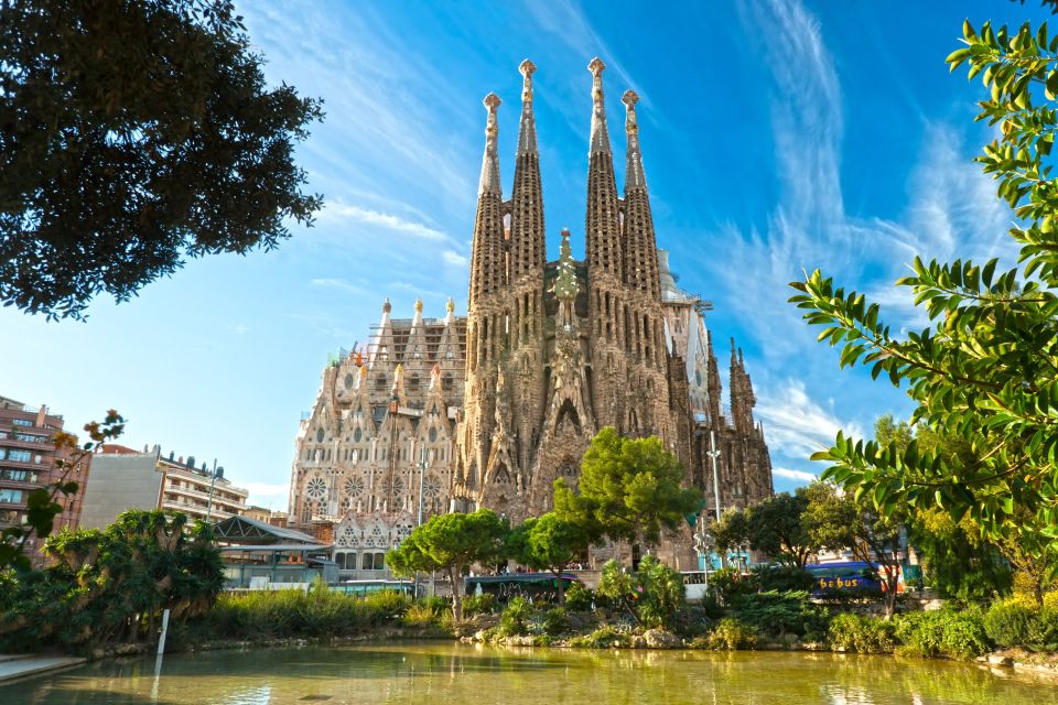 Bike Tour of Barcelona Old Town, Top Attractions and Nature - Exploring the Old Town