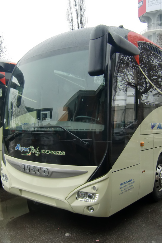 Brescia: Shared Bus Transfer To/From Milan Bergamo Airport - Outlet Stop Option