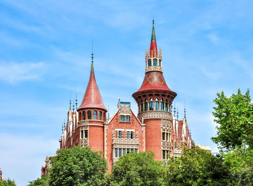 Casa Batllo Fast-Track Tickets, Barcelona Architecture Tour - Language and Accessibility