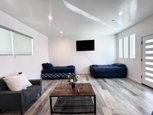 Cheerful 4BR Home With Parking in East Hollywood - Nearby Attractions