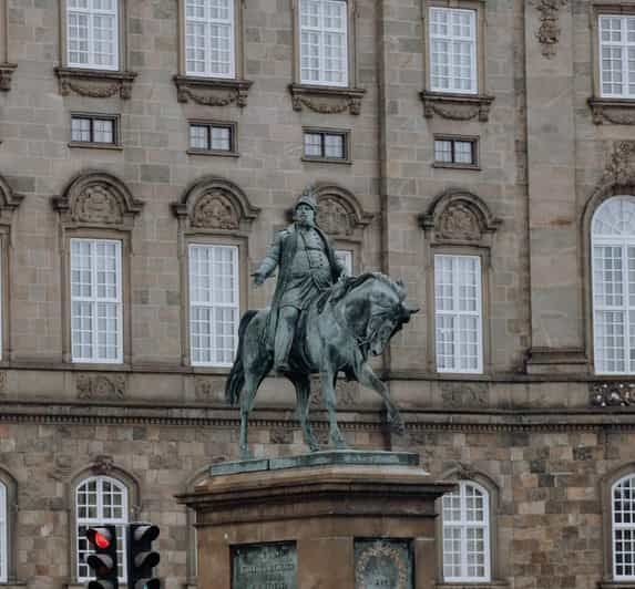 Copenhagen: Christiansborg Palace & Walking Tour in French - Meeting Point Details