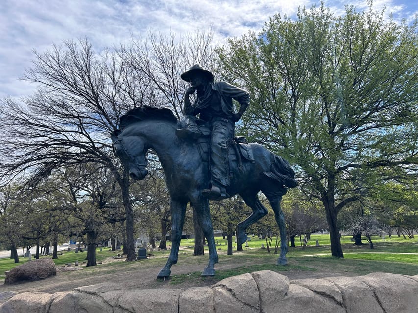 Dallas: Guided Sightseeing Tour in a Comfortable Vehicle - Thanks-Giving Square and Historic Sites