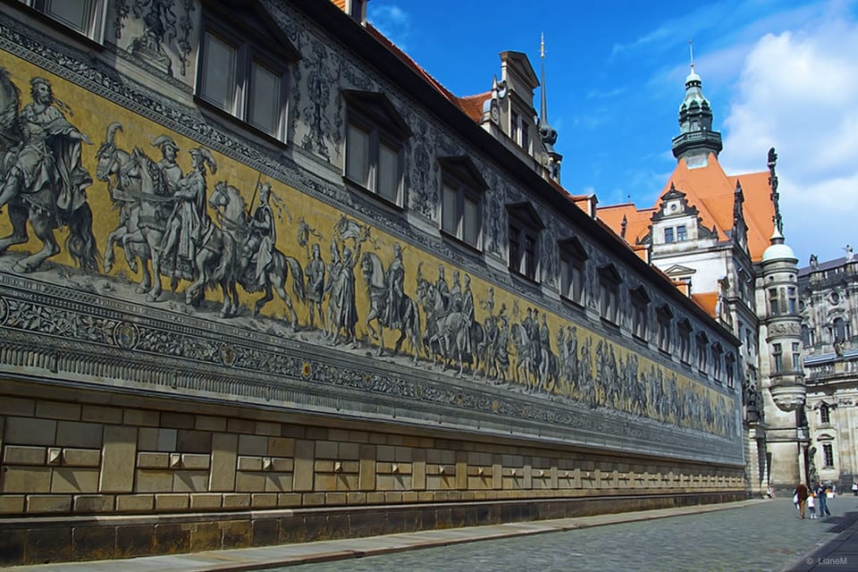 Dresden: Guided Beer Tour of the Historic Old City - Exploring Dresdens Sights