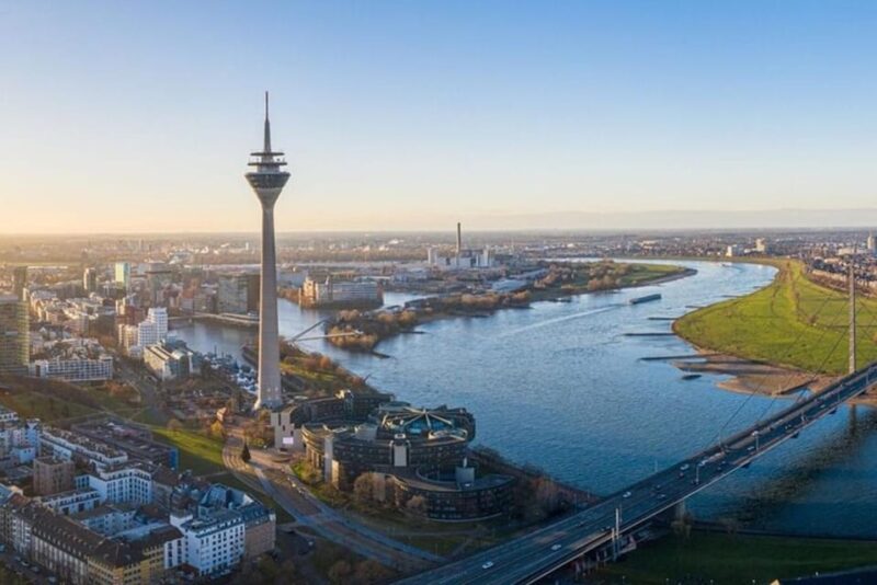Dusseldorf : Highlights Walking Tour With a Guide - Meeting Point and Atmosphere