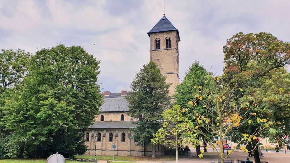 Düsseldorf: Self-Guided Walk Along River Düsseldorf to Old Town - Discovering Historic Buildings and Art